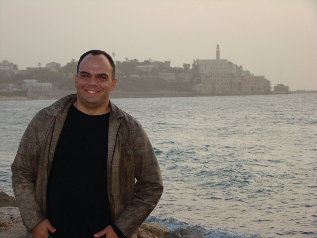 Rodrigo Craveiro em Tel Aviv (cidade de Jaffa ao fundo)