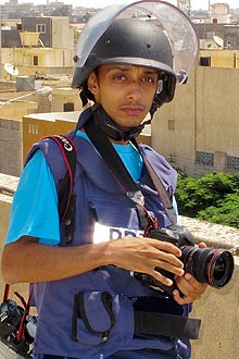 Apu Gomes durante cobertura da guerra na Líbia em setembro de 2011