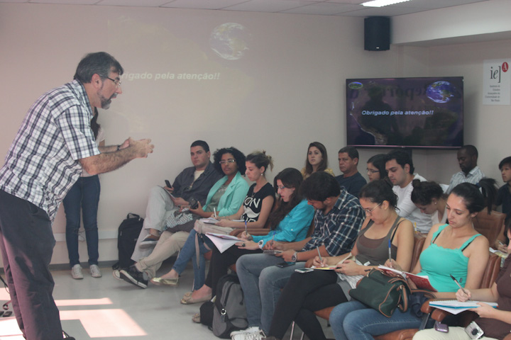 Professor Paulo Artaxo e os estudantes (FOTO: Nivaldo Silva)
