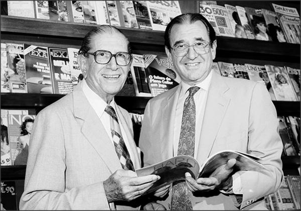 Roberto Civita (direita) ao lado do pai Victor Civita em 1990