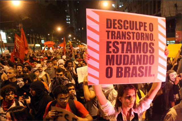 Manifestação contra o aumento da tarifa dos ônibus em São Paulo Foto: Folhapress