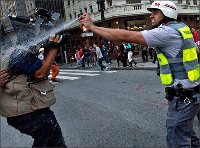 Cinegrafista é atingido por spray de pimenta.