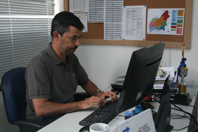 Paulo Manso preparando o editorial do jornal do dia seguinte.