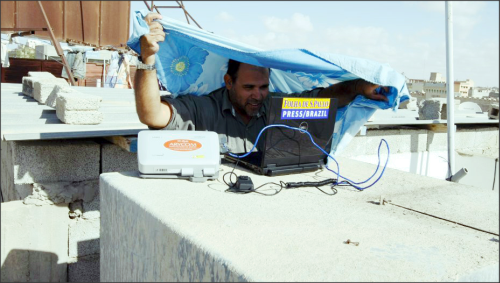 Em 2011, na cidade de Brega (Líbia), transmitindo com um satelital de cima do telhado do hotel. Foto: Arquivo Pessoal