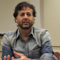 Jornalista Klester Cavalcanti durante a palestra. Foto: Letícia Mota.