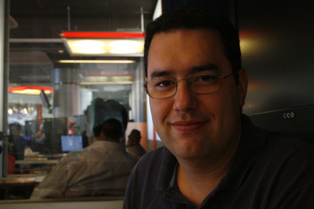 O jornalista Eduardo Barão em sua sala de trabalho. Foto: Emílio Coutinho.