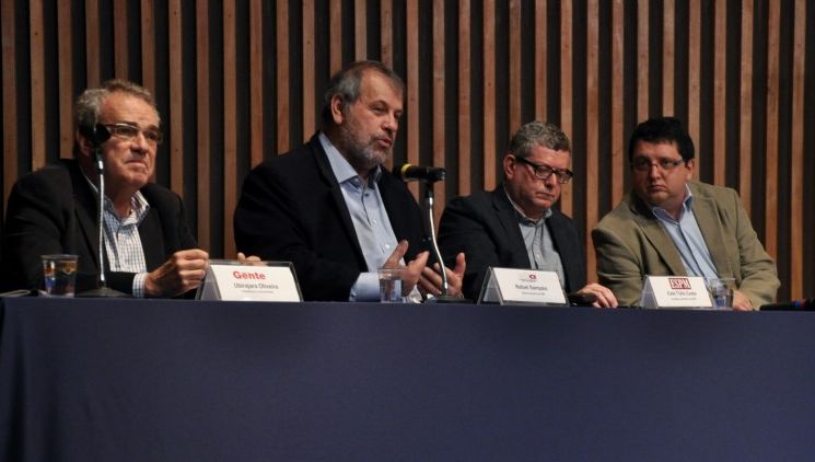 Da esquerda para a direita, Ubirajara Oliveira, Rafael Soares, Caio Túlio Costa e Wagner Belmonte discutem o futuro dos jornais de bairro e a transição para as mídias digitais. Foto: Divulgação.