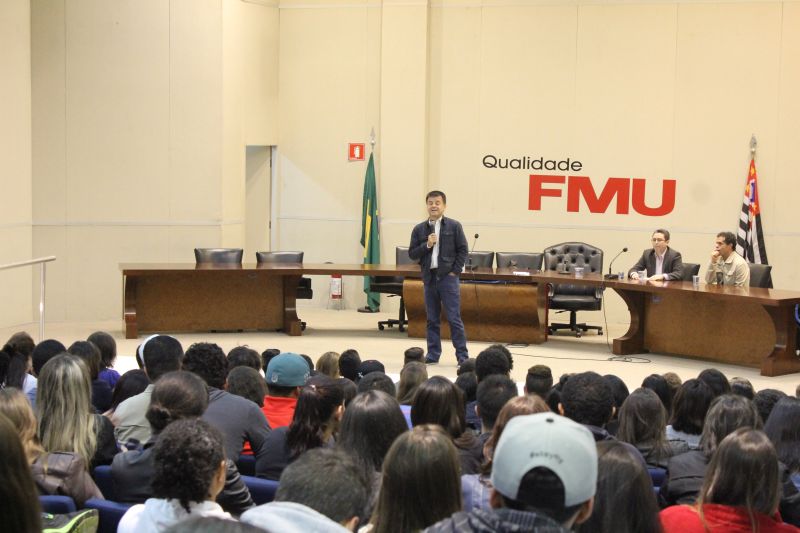 Diante de um numeroso auditório de estudantes de comunicação, Dornelles apresentou seu ponto de vista sobre a imprensa brasileira. Foto: Emílio Coutinho