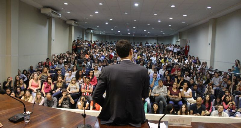 Diante de um auditório lotado, César Tralli tirou as dúvidas dos estudantes sobre o mercado de trabalho jornalístico. Foto: Emílio Coutinho.