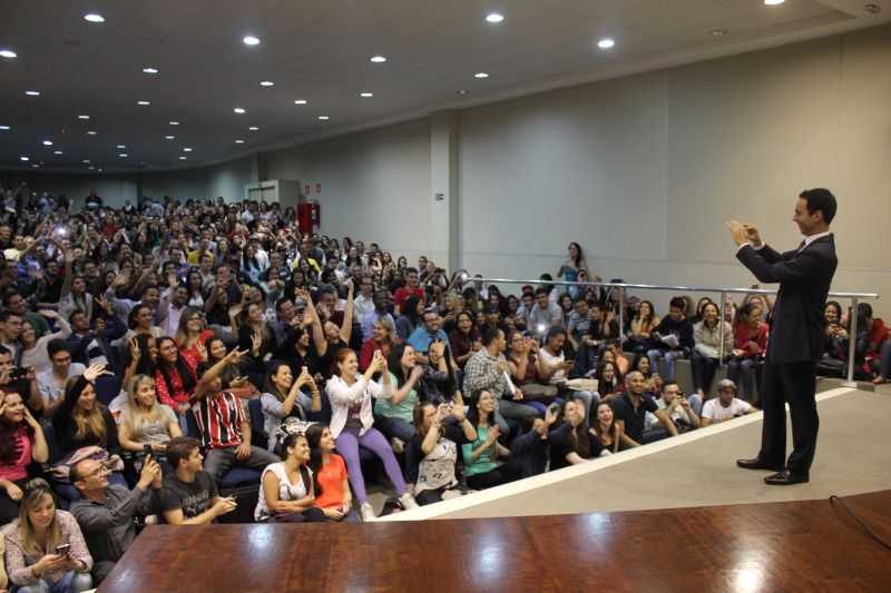 César Tralli fotografa o público presente em sua palestra. Foto: Emílio Coutinho