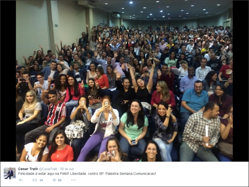 Foto tirada por César Tralli antes de iniciar sua palestra e publicada na sua conta no Twitter.