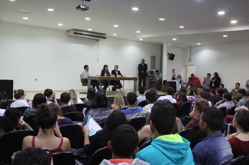 Monalisa respondeu as perguntas dos estudantes de comunicação social presentes no auditório. Foto: Emílio Coutinho