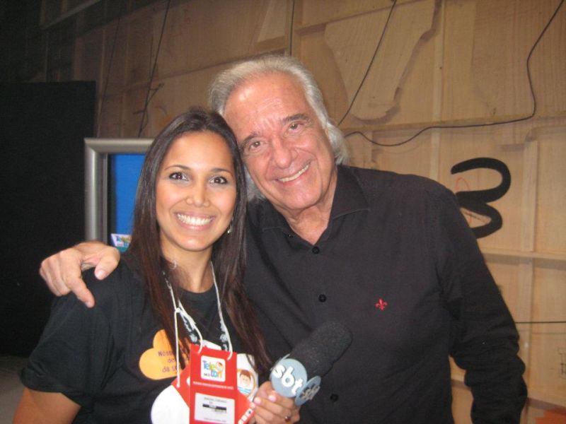 Mariana Alonso após entrevista com o maestro João Carlos Martins durante o Teleton. Foto: Arquivo Pessoal