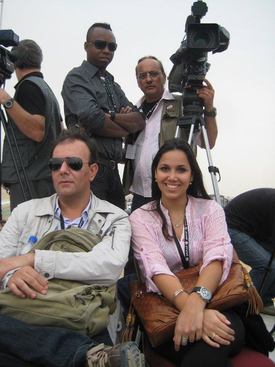 Reunida com a equipe: ao lado do correspondente internacional do SBT, Sérgio Utsch,  durante série de reportagens no Kwait. Foto: Arquivo Pessoal