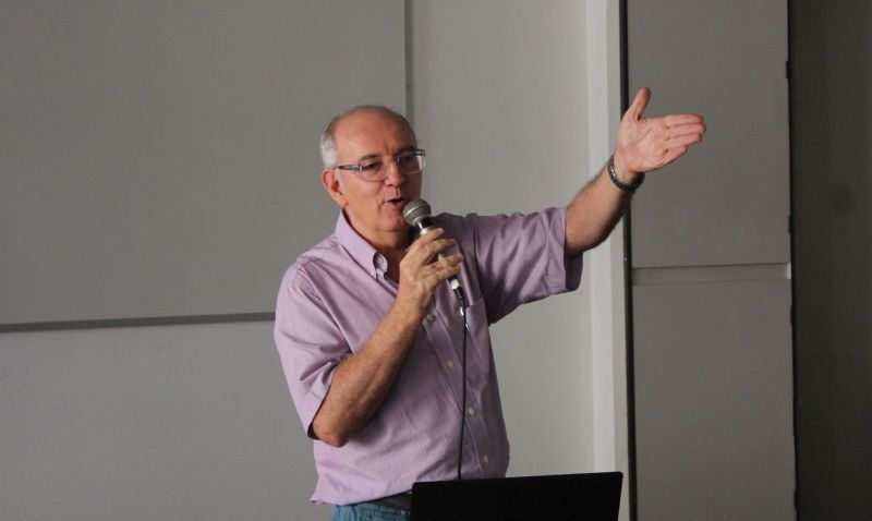 O professor Edvaldo Pereira Lima é o autor do principal livro conceitual de Jornalismo Literário no país – Páginas Ampliadas: O Livro-Reportagem Como Extensão do Jornalismo e da Literatura. (Foto: Emílio Coutinho)