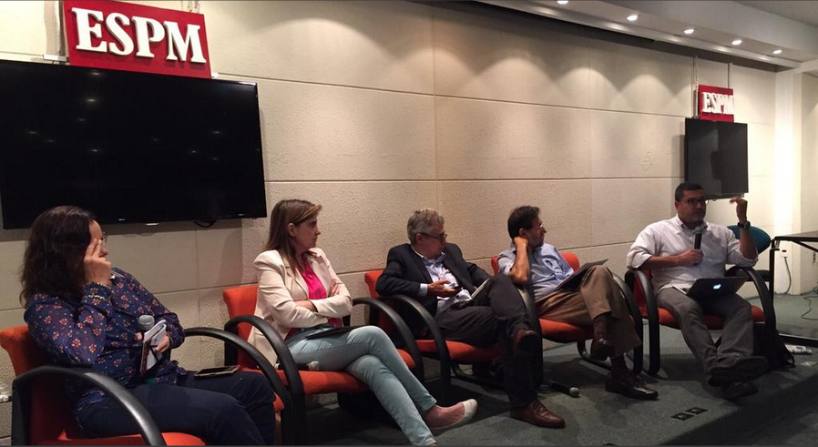 Angelina Nunes, Maiá Menezes, Fernando Molica, Marcelo Beraba e Marcelo Moreira durante o debate. (Foto: Divulgação - Abraji/ESPM)