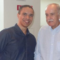 Arnon Gomes ao lado de José Hamilton Ribeiro. (Foto: ArquivoPessoal)